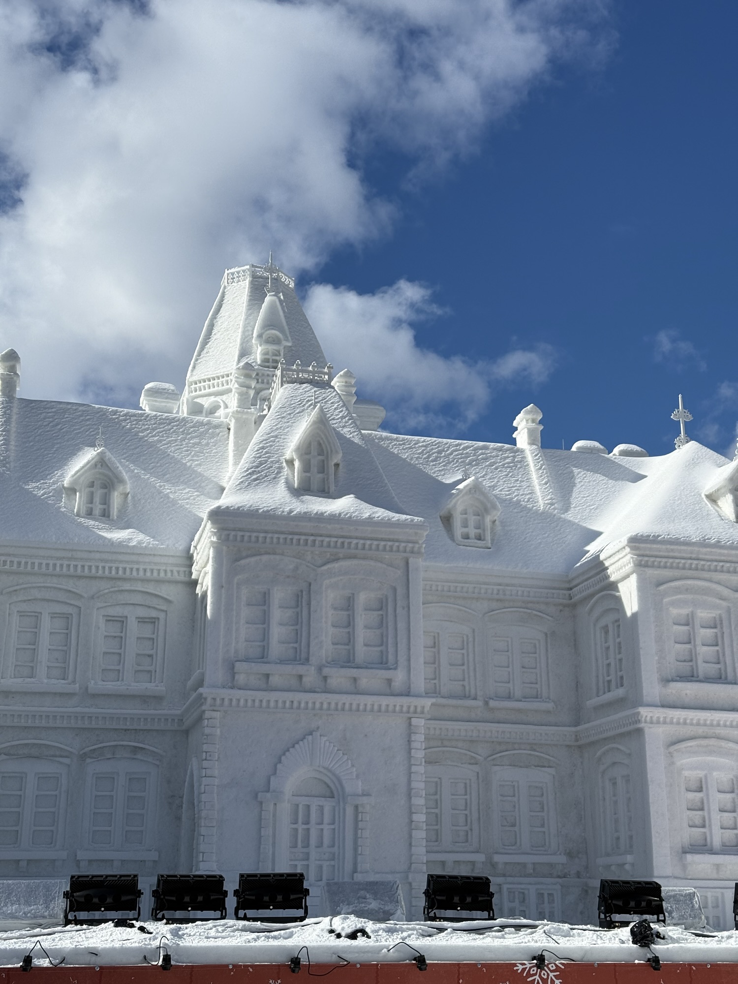 さっぽろ雪まつり2025体験記｜昼と夜の雪像＆屋台グルメまとめ